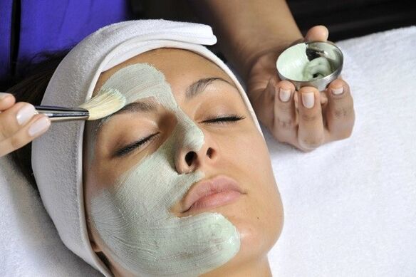 The most comfortable way to apply an anti-aging mask to the skin is with a brush. 